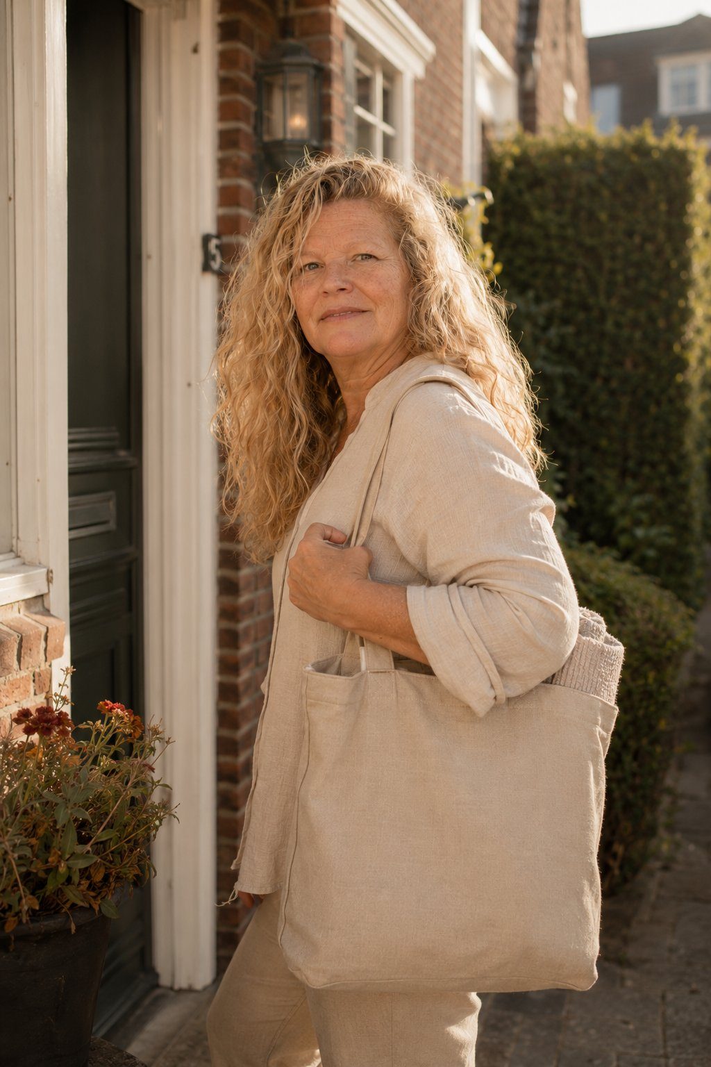 Claudia onderweg naar een afspraak met haar tas